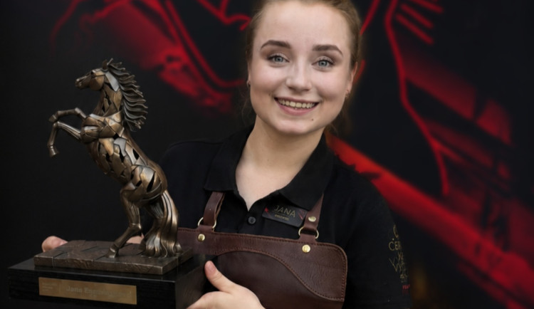 Jana Engelmannová, nejlepší výčepní v Česku, s trofejí Černý kůň výčepu,  autor Martin Procházka