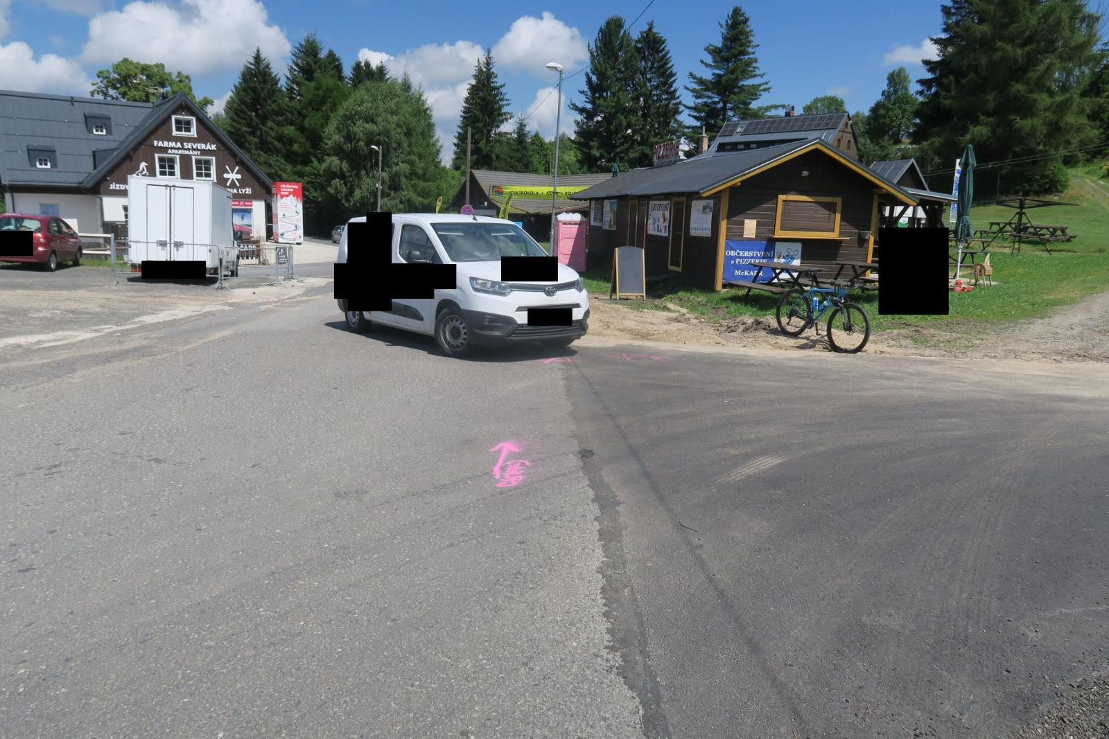 Vážná nehoda v Janově: Cyklista při snaze zabránit střetu s autem přeletěl řídítka, letěl pro něj vrtulník
