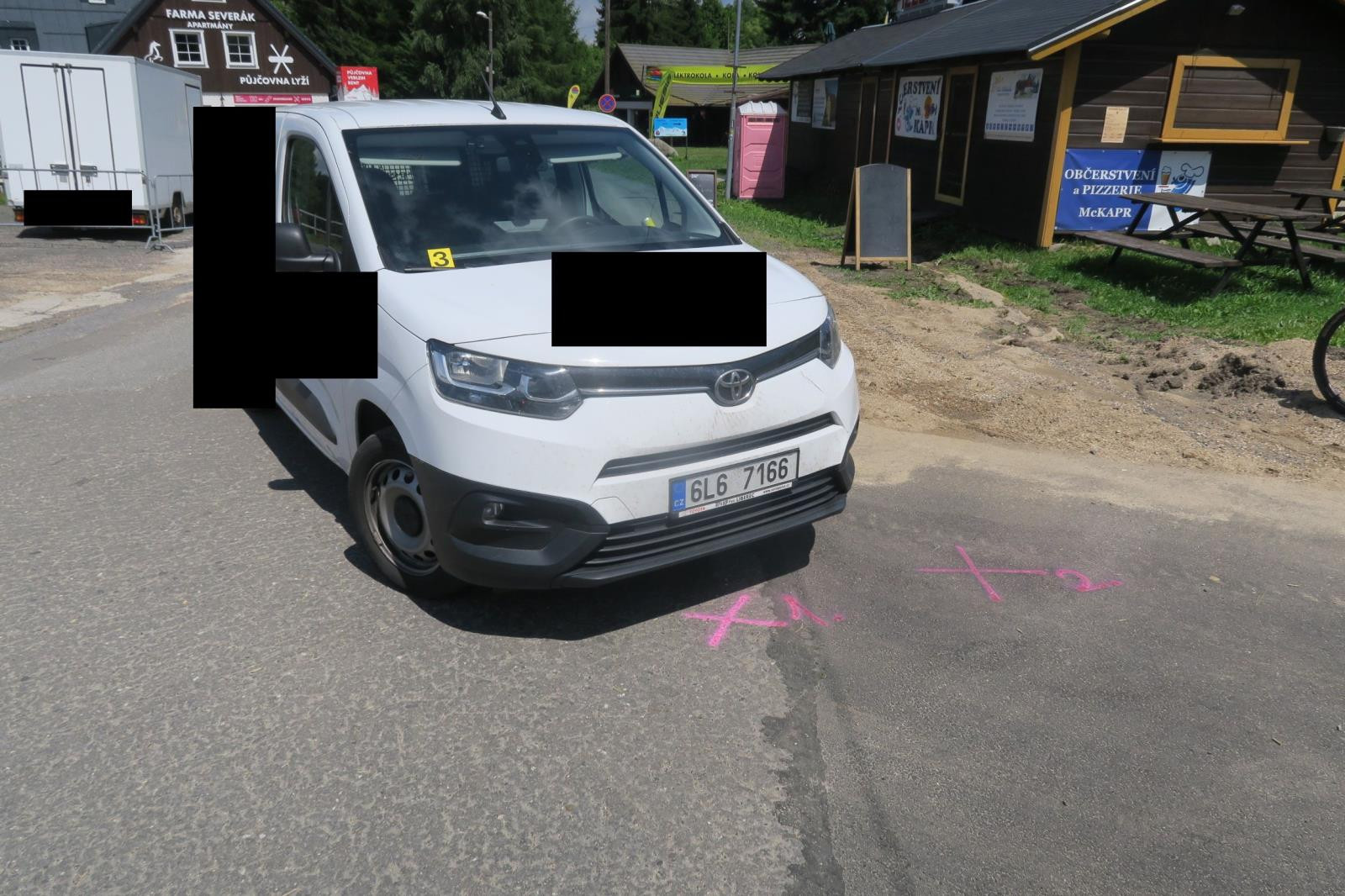 Vážná nehoda v Janově: Cyklista při snaze zabránit střetu s autem přeletěl řídítka, letěl pro něj vrtulník