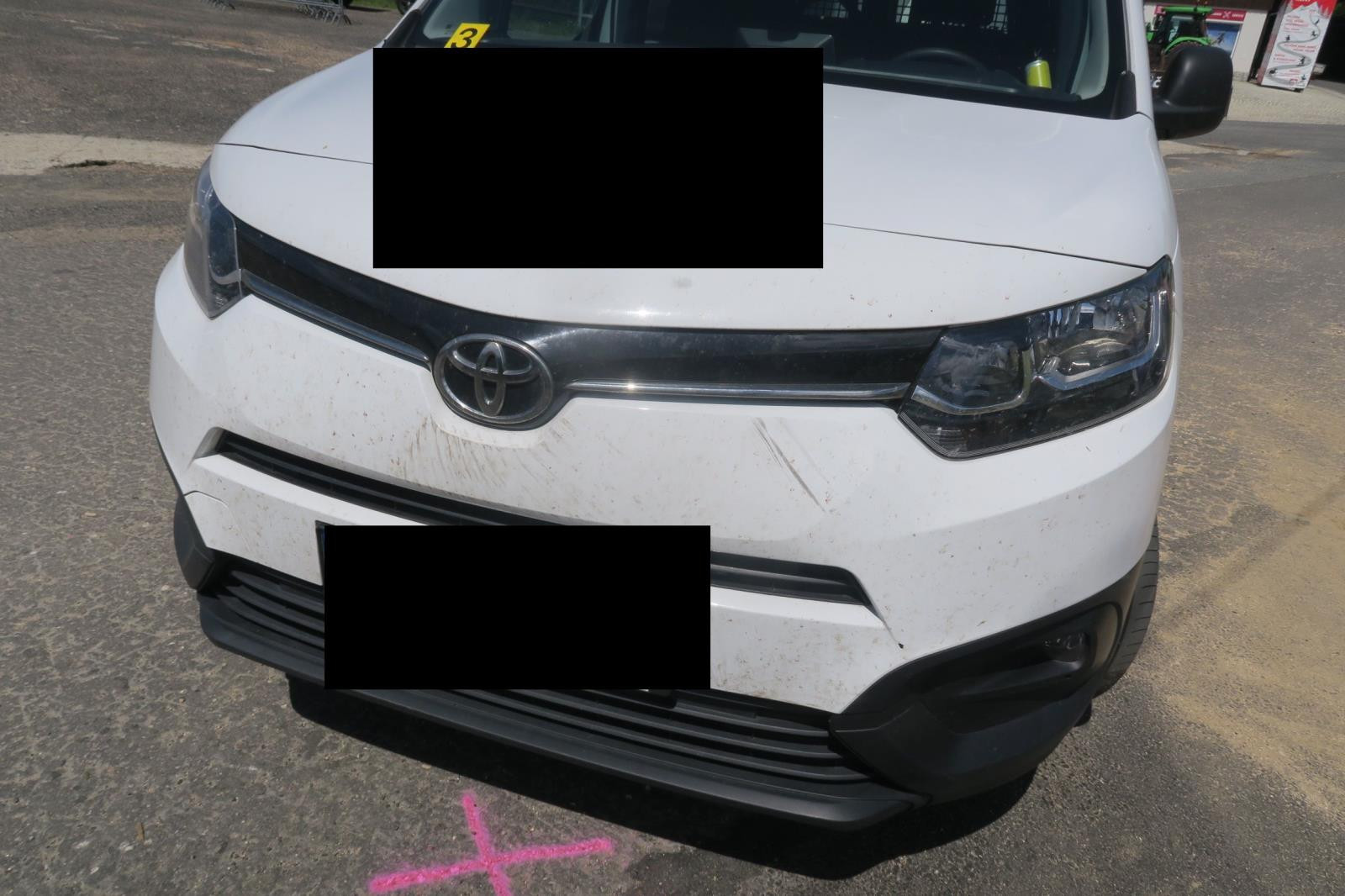 Vážná nehoda v Janově: Cyklista při snaze zabránit střetu s autem přeletěl řídítka, letěl pro něj vrtulník