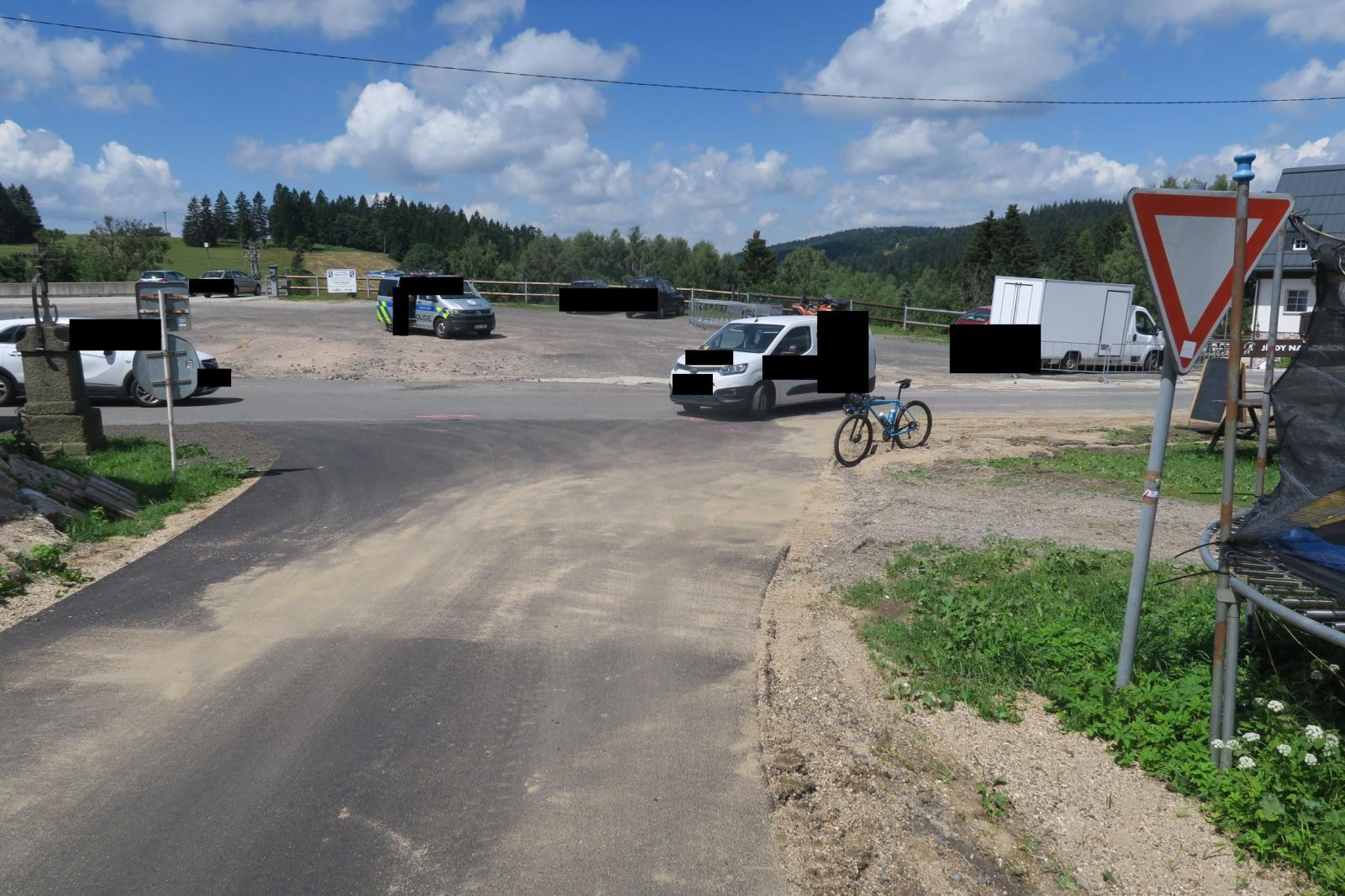 Vážná nehoda v Janově: Cyklista při snaze zabránit střetu s autem přeletěl řídítka, letěl pro něj vrtulník