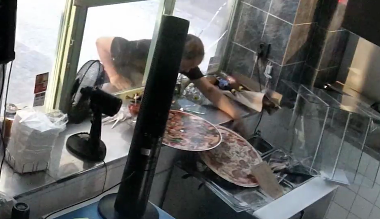 VIDEO: Hlady šilhal. Zloděje nalákala papírová pizza, rozbil kvůli ní výlohu značkou