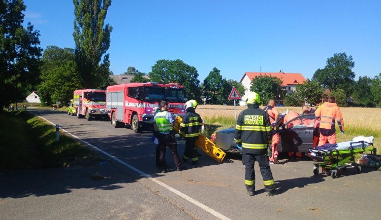 U Svatkovic havarovalo osobní auto. Zaklíněného seniora vyprošťovali hasiči