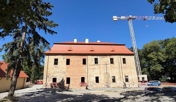 Zdevastovaný zámek ožívá díky novému majiteli. Má střechu s průhlednými taškami