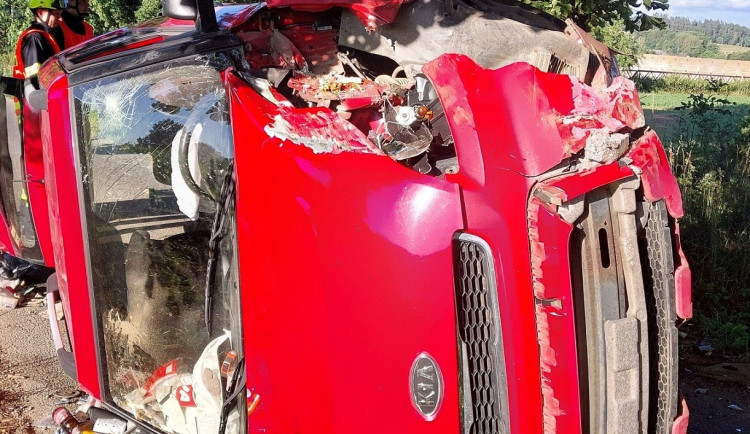 Řidič nebyl připoutaný, auto se s ním převrátilo a skončil v nemocnici