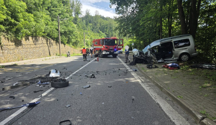 Vážná nehoda na Jablonecku. Střet osobního auta s nákladním uzavřel silnici I/10 u Železného Brodu