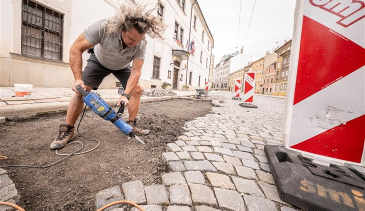 Rekonstrukci Křížové ulice v Jihlavě se dělníci věnují bez úplné uzavírky