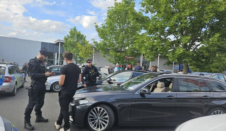 Tuningáři změnili taktiku a byli v pohybu. Policie přesto odhalila mnoho přestupků