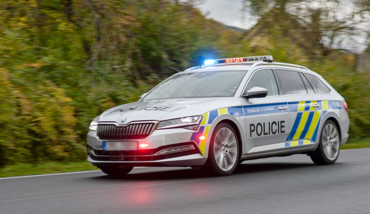Policisté vyjeli ke krádeži cigaret a televize, na místě narazili na vězně na útěku