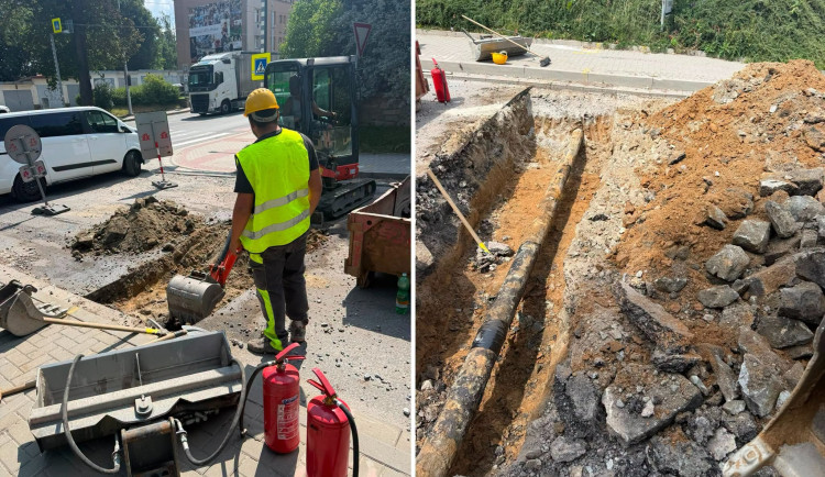 Na potrubí ležely velké kameny. Závada uzavře ulici Evžena Rošického až do pondělí