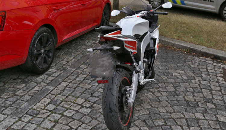 Svědek pronásledoval a následně dopadl zloděje motorky, lupič překvapil