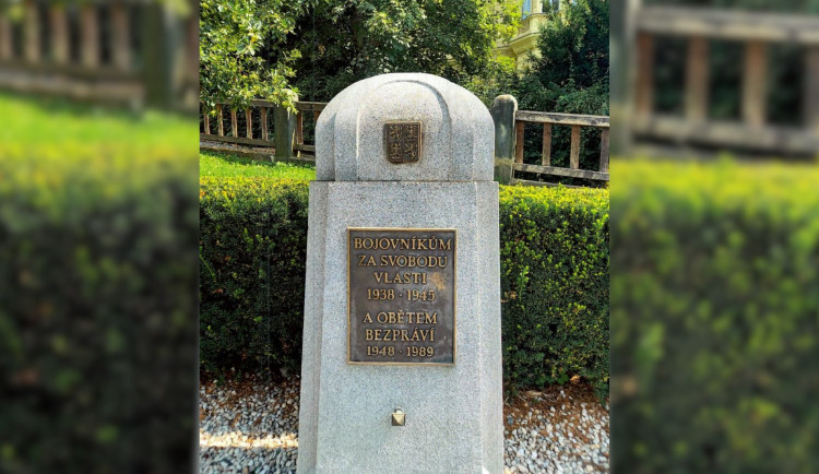 Zloději ukradli bronzovou desku z Pomníku bojovníkům za svobodu a obětem bezpráví