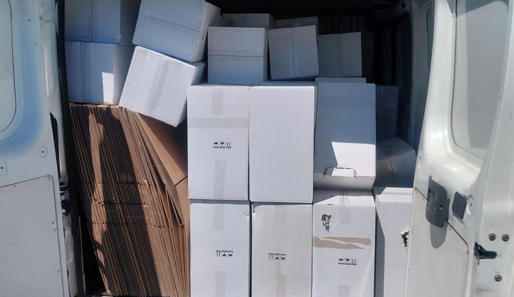 Celníci zastavili při silniční kontrole dodávku plnou nekolkovaných cigaret