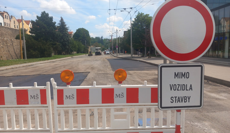 FOTO: Při opravě průtahu stále fungují semafory a Citypark má parkování zadarmo
