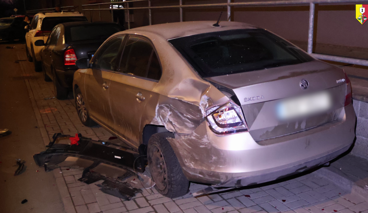 VIDEO: Pěkně nešikovní zloději. Kradené vozidlo jim sjelo z vozíku a poničilo deset aut