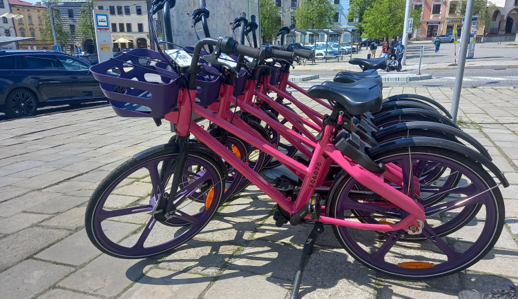 Sdílená kola v Jihlavě o prázdninách využívají i turisté, je to živý systém
