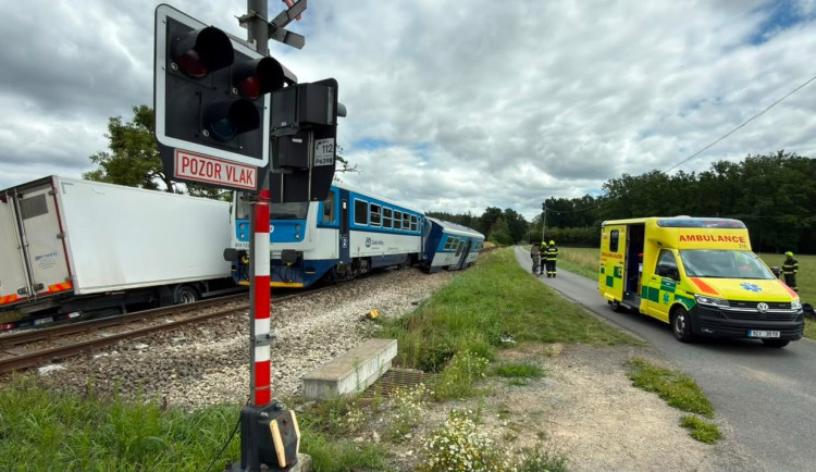 U Chýnova se střetl vlak s náklaďákem, na místě jsou zranění. K nehodě letí vrtulník záchranářů