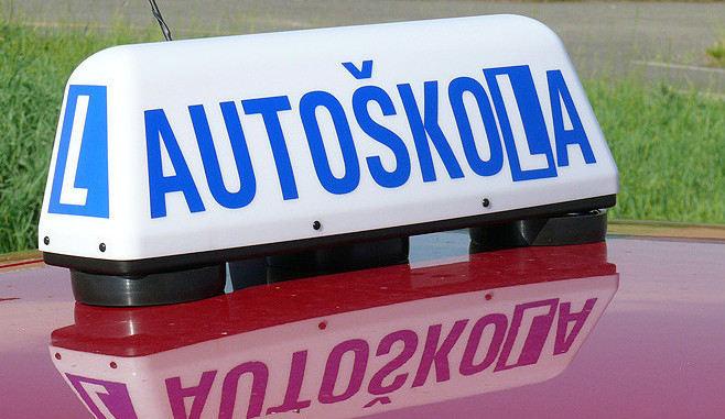 Žákyně autoškoly skončila po nehodě na Žďársku v nemocnici