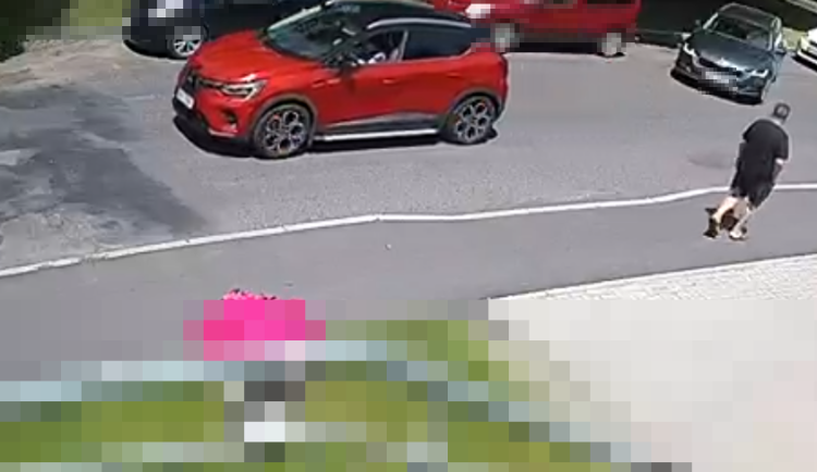 Policie hledá svědky nehody v Sokolově. Řidič z místa odjel