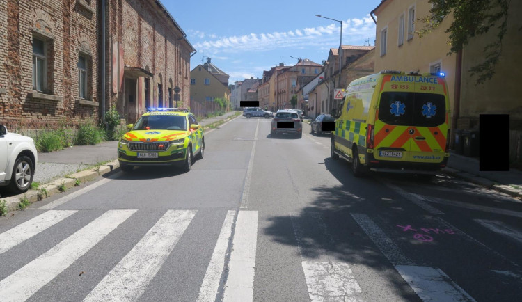 Řidička na přechodu v Jablonci srazila chlapce, hledají se svědci