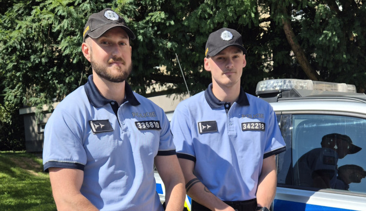 Jedenáctiletá dívka si chtěla ublížit. Rozmluvili jí to dva empatičtí policisté