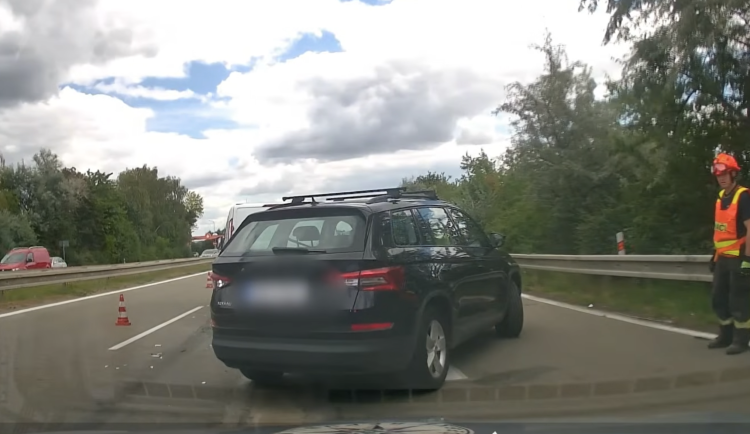 Dědeček spěchal s vnučkou do nemocnice. Policisté mu razili cestu Brnem