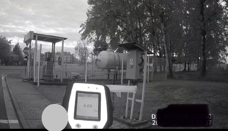 Opilý muž přijel na benzínku pro alkohol a odpadnul. Nadýchal skoro 5 promile