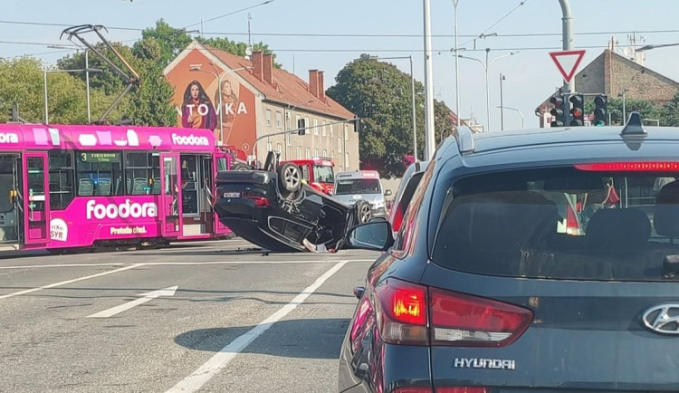 BMW na střeše. Nehoda na Velkomoravské komplikovala dopravu v Olomouci