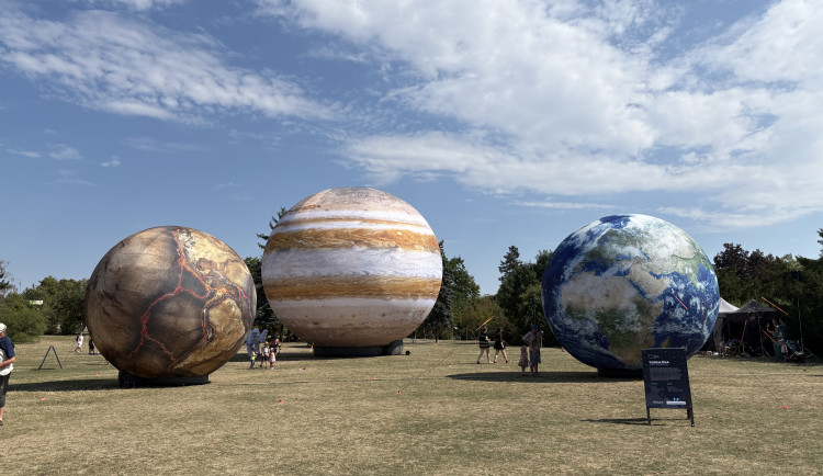 FOTO: Vesmír v Brně. Na Kraví hoře opět vystavují obří Jupiter i další planety