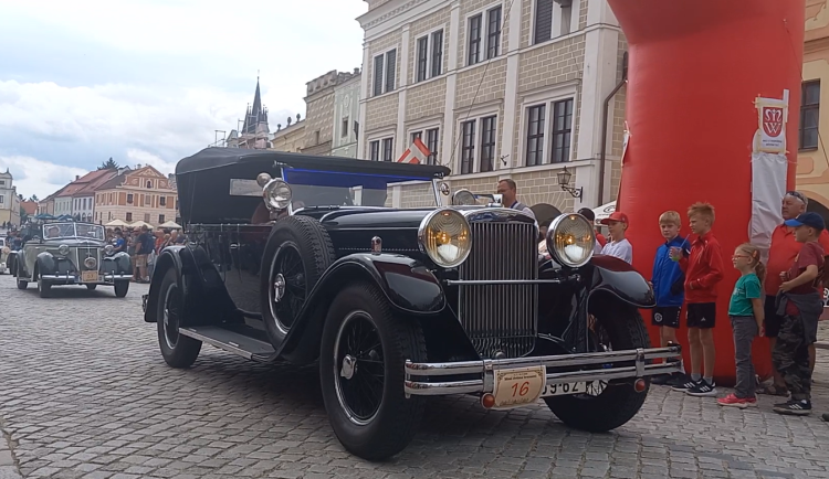 Hejtmanství usiluje o koupi auta Praga Grand z roku 1929, má být na hradě Kámen