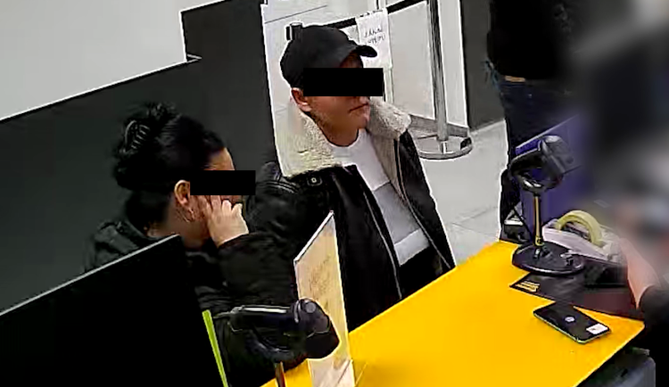 Ukradenou kartou vybrala 50 tisíc. Policisté hledali podezřelou ženu