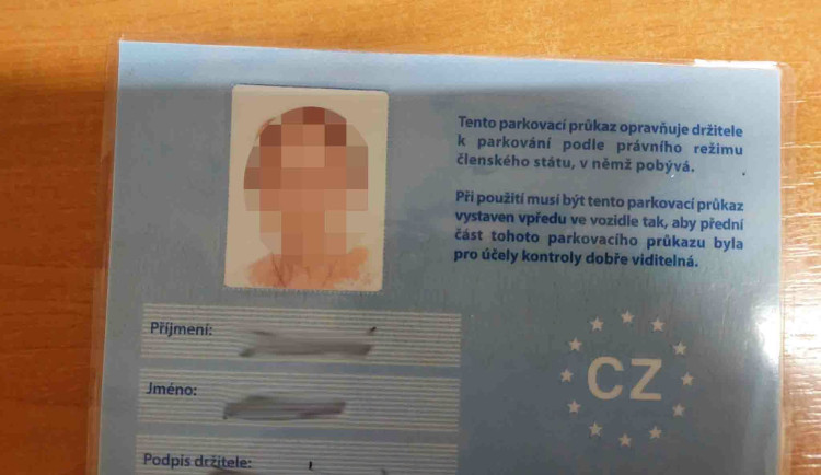Řidiče načapali s falešným průkazem invalidy. Pak začal kolotoč výmluv
