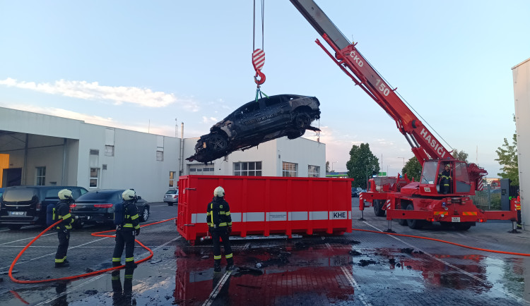 V autosalonu začal hořet elektromobil, hasiči ho museli ponořit do kontejneru