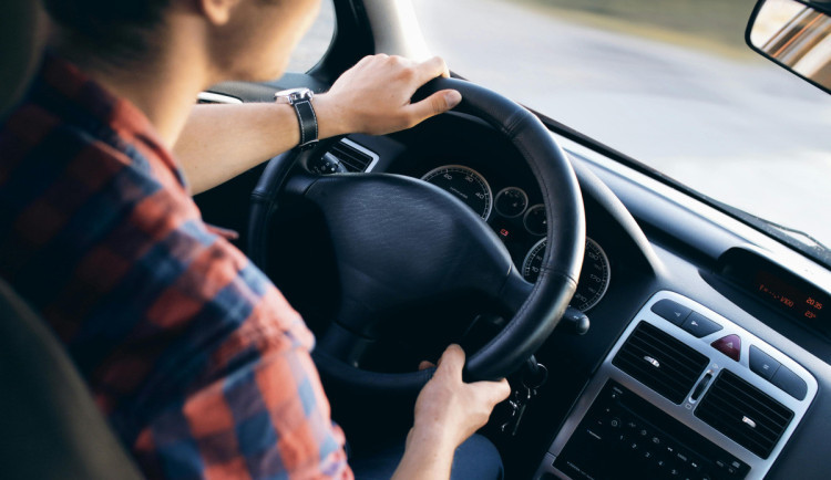 Řidičák v 17 letech láká stále více mladých. Třetina už využívá režim s mentorem