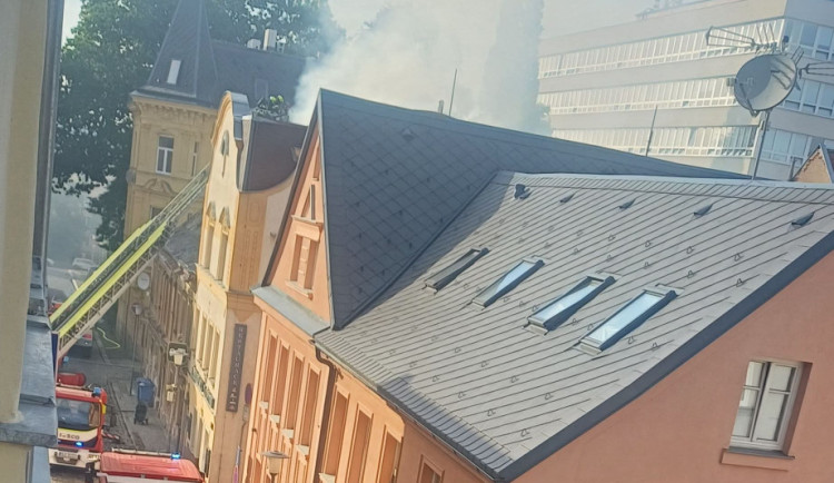 V centru Liberece hoří střecha domu, zasahují hasiči