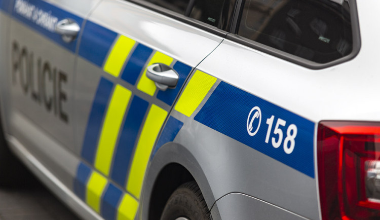 Policie pátrala po devětadvacetiletém násilníkovi z Hranicka. Nesnažte se ho zadržet, varovala