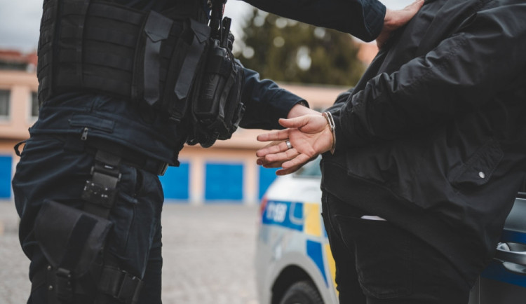 Zloděj ukradl trezor s 250 000 korunami. Okamžitě zamířil utrácet do zlatnictví