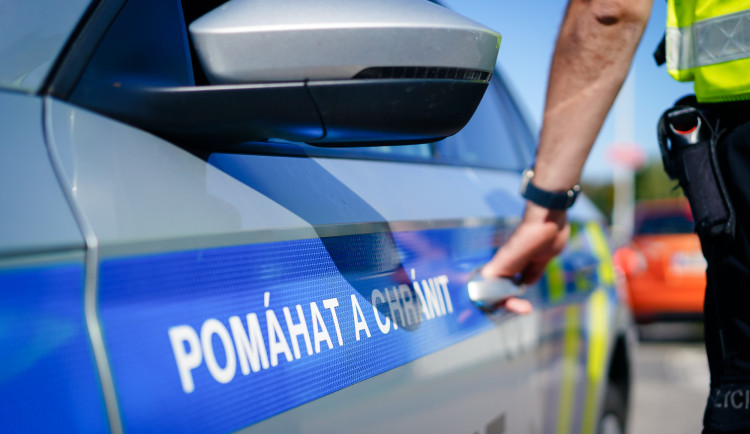 Nový obchvat Lišova uzavřela vážná nehoda. Srazila se dvě auta s kamionem