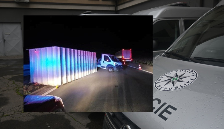 Provoz na dálnici zkomplikovala noční nehoda. Z dodávky spadl převářený bazén