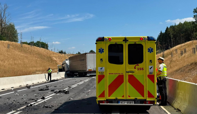 Nový obchvat Lišova uzavřela vážná nehoda. Srazila se dvě auta s kamionem