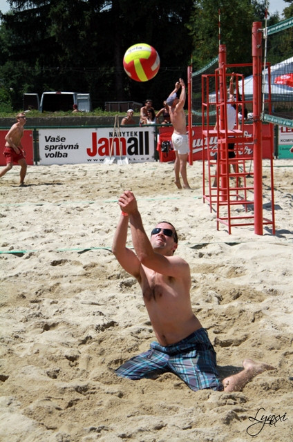 Ruda z Ostravy připravuje míč svému soupeři ke smeči. Bojoval o každý míč