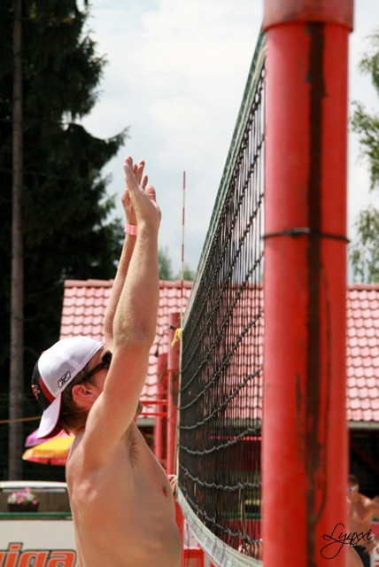 Zbyněk Michálek blokujíce soupeře