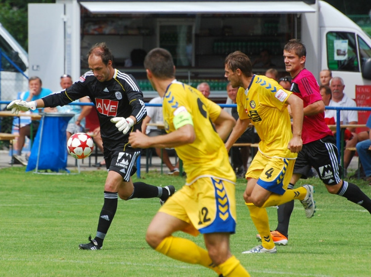 Gólman Dynama Zdeněk Křížek, vzadu Filip Rýdel