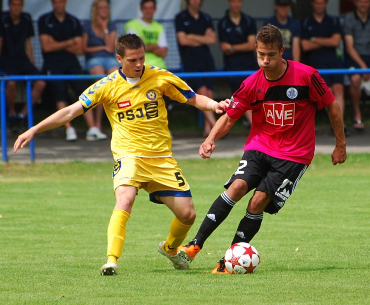 Jedinou branku Jihlavy dal Tomáš Cihlář, vpravo Jindřich Kadula