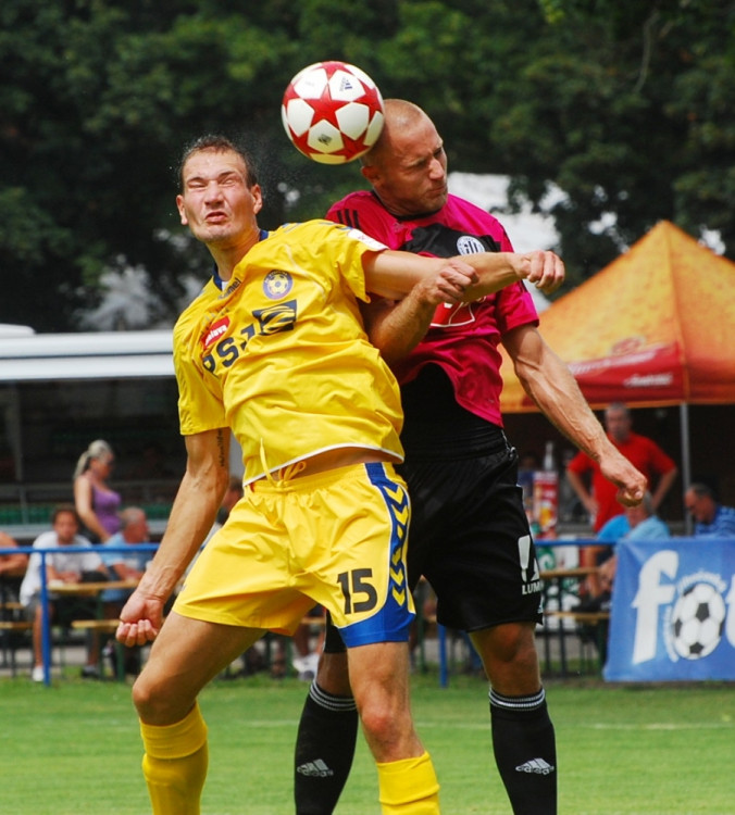 Martin Bača v hlavičkovém souboji s českobudějovickým Martinem Jurkemikem