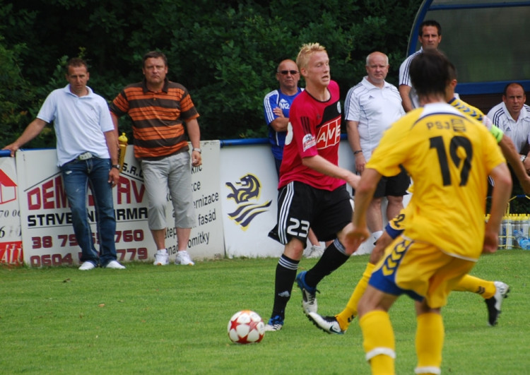 Michal Petráň, v pozadí trenér Jiří Kotrba a Karel Poborský