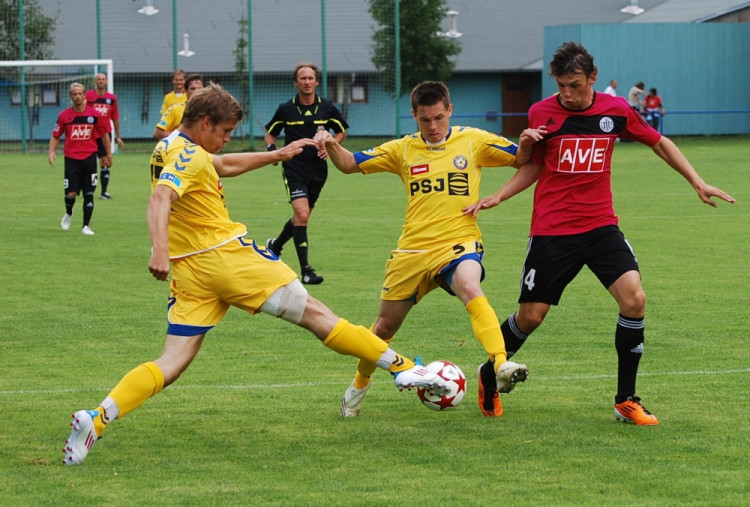 Milan Nitranský se snaží prosadit přes jihlavskou obranu