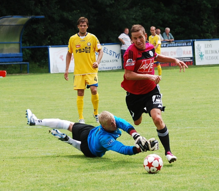 Petr Benát obchází gólmana Uvarenka