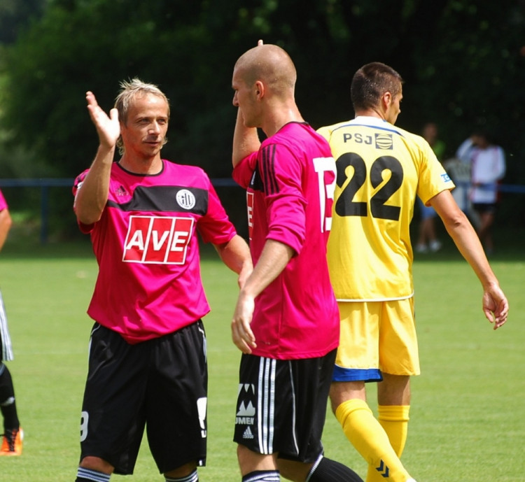 První branku Dynama proti Jihlavě vsítil Zdeněk Ondrášek, vlevo Rudolf Otepka