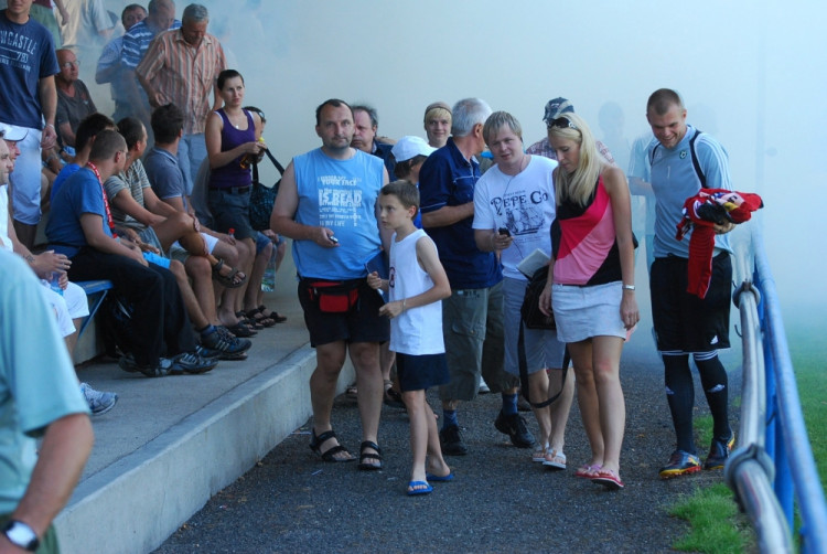 na tribuně byla dýmovnice